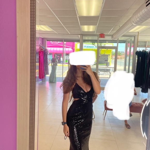 Black long sequence evening gown - Picture 2 of 4